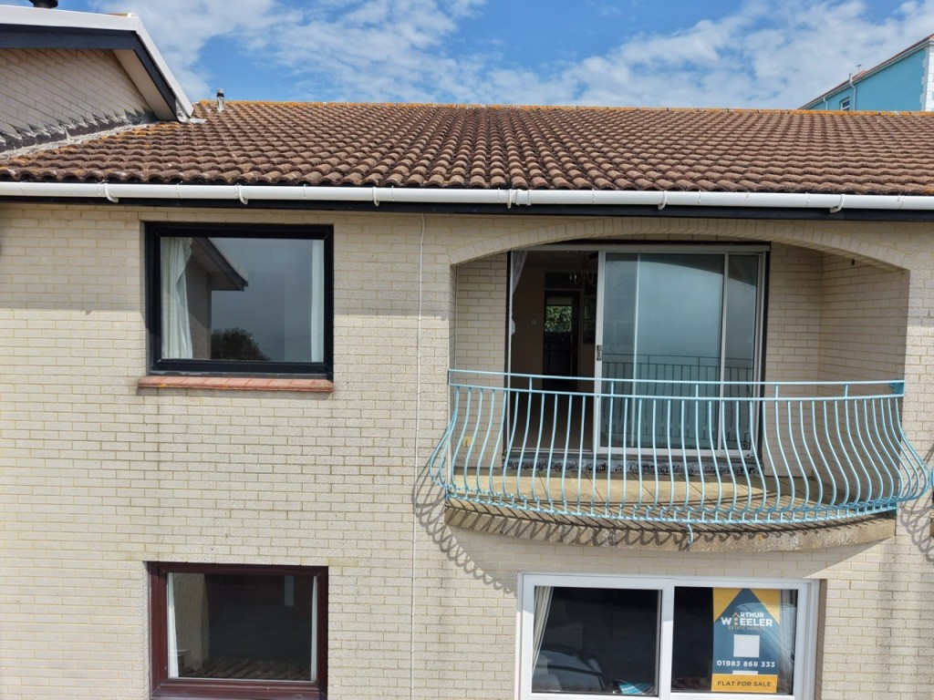 Lot: 73 - TWO-BEDROOM FLAT WITH GARAGE, BALCONY AND SPLENDID SEA VIEW - Close Up View of the Front & Balcony